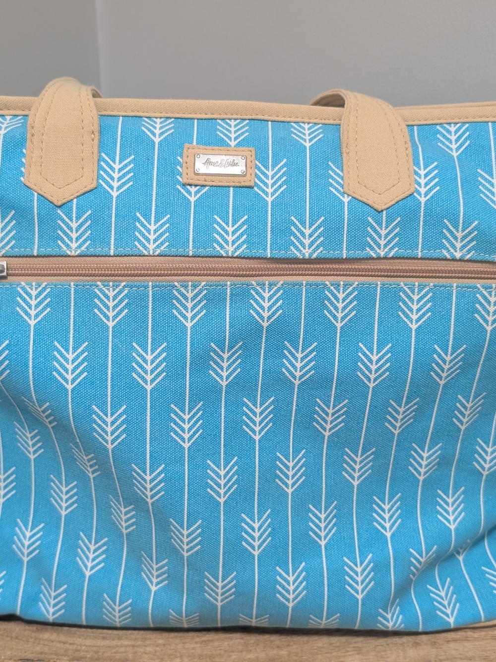 Ame & Lulu Pickball Tennis Squash Turquoise Arrow Print Tote Bag with Tan Trim
